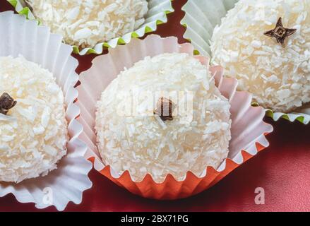 Coconut Little Kiss ( Beijinho ). Sehr traditionelle brasilianische Süßigkeiten auf Geburtstagsfeiern serviert Stockfoto