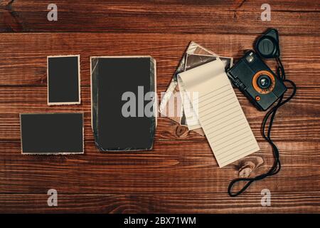 Alte Fotos auf dem Tisch stapeln. Leeres Papier im Modell. Postkarte rumpelt und schmutzige Vintage. Retro-Karte Stockfoto