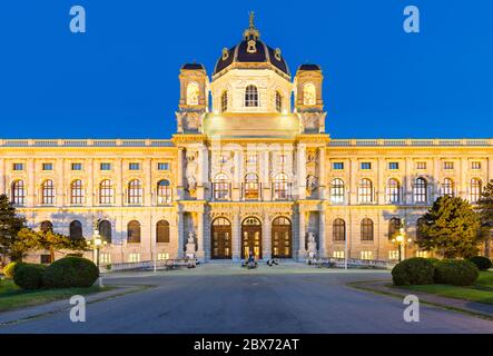 Vorderansicht des Kunsthistorischen Museums in Wien, Österreich bei Nacht. Stockfoto