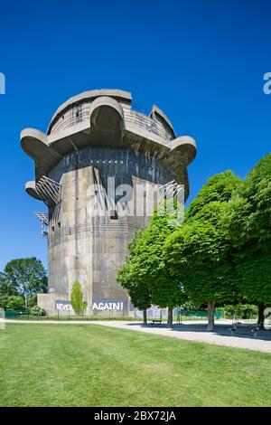 Einer der berühmten Flaktürme aus dem Zweiten Weltkrieg im Augarten in Wien, Österreich mit blauem Himmel. Stockfoto