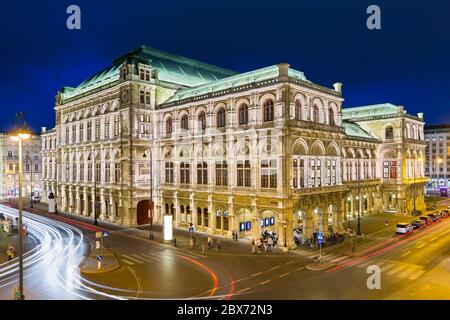 Hohe Blickwinkeln der Wiener Staatsoper bei Nacht, Österreich. Stockfoto