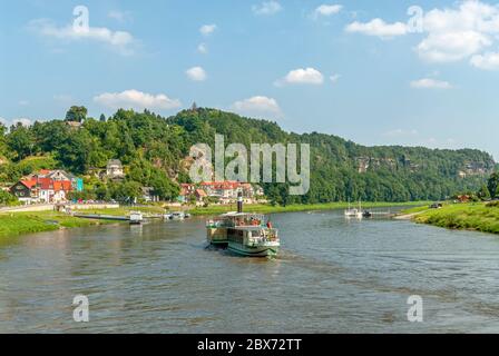 Historisches Dampfschiff auf der Elbe bei Rathen Jetty, Sächsischen Schweiz, Sachsen, Deutschland Stockfoto