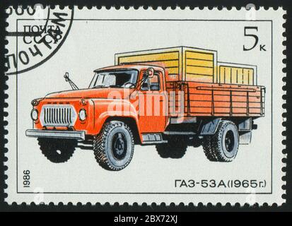 RUSSLAND - UM 1986: Briefmarke gedruckt von Russland, zeigt Retro-LKW, um 1986. Stockfoto