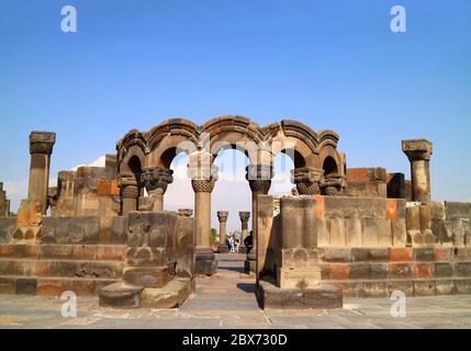 Ruinen der Kathedrale von Zvartnots oder der Kathedrale der himmlischen Engel, die dem heiligen Gregor, der Stadt Vagharshapat, Armenien, gewidmet ist Stockfoto
