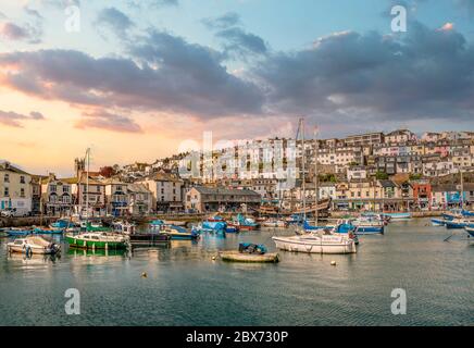 Brixham Hafen und Yachthafen in der Abenddämmerung, Devon, England Stockfoto