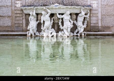 Ein Brunnen mit Statuen im Schlosspark Belvedere in Wien, Österreich. Stockfoto