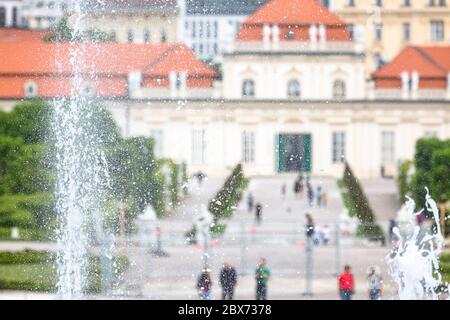 Blick auf das Unteres Belvedere im Schlosspark Belvedere in Wien, Österreich mit Fokus auf einen Brunnen im Garten. Stockfoto