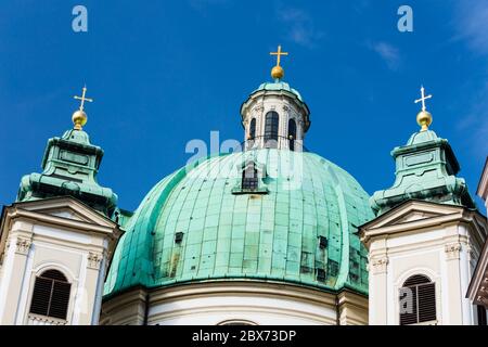 St. Peter's Church (Peterskirche) coppola in Wien, Österreich mit blauem Himmel. Stockfoto