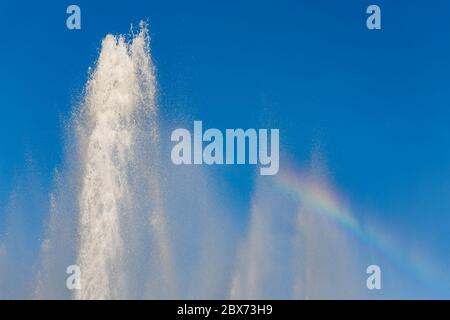 Regenbogenfarben und blauer Himmel im Brunnen am Schwarzenbergplatz in Wien, Österreich. Stockfoto