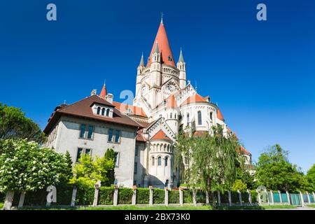 Die schöne Kirche des Hl. Franz von Assisi in Wien, Österreich mit tiefblauem Himmel. Stockfoto