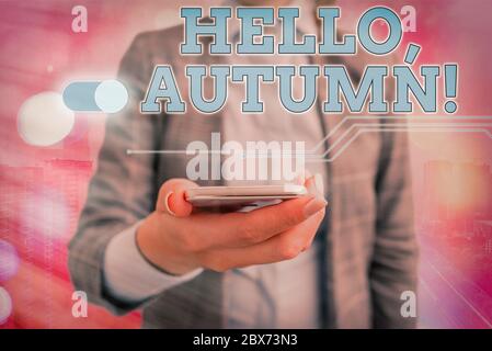 Textschild mit „Hallo, Herbst“. Geschäftsfoto mit Grußformel, das bei der Umstellung von Sommer auf Winter verwendet wird Stockfoto