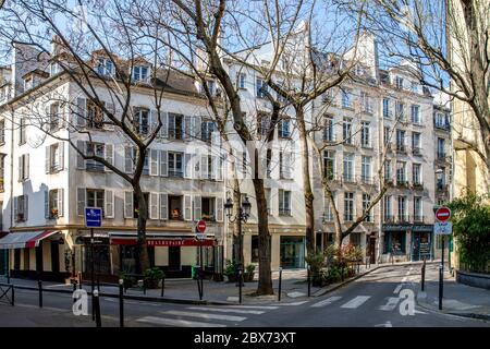 Paris, Frankreich - 10. April 2020: Typische Haussmannsche Gebäude im quartier latin während der Eindämmungsmaßnahmen wegen Covid-19 Stockfoto