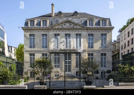 Paris, Frankreich - 13. April 2020: Blick auf das Hôtel Le Brun in der Rue du Cardinal-Lemoine in Paris Stockfoto