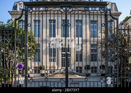 Paris, Frankreich - 13. April 2020: Blick auf das Hôtel Le Brun in der Rue du Cardinal-Lemoine in Paris Stockfoto