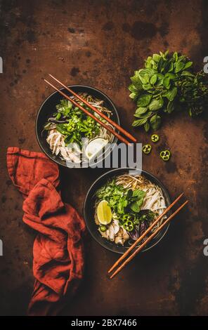 Vietnamesische asiatische traditionelle Reisnudel und Hühnersuppe in Schalen Stockfoto