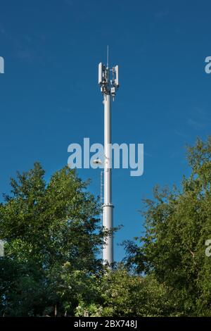 Hoher Telekommunikationsmast gegen blauen Himmel Stockfoto