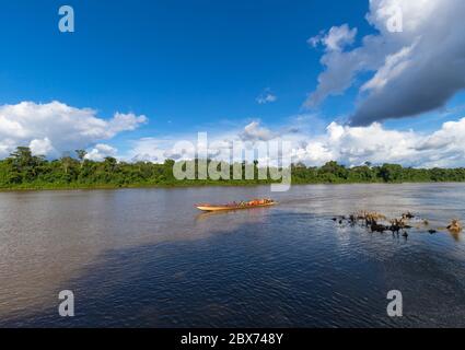 Brokopondo, Suriname - August 2019: Touristen In Traditionellen Surinamesischen Boot Mit Rettungsjacken. Stockfoto