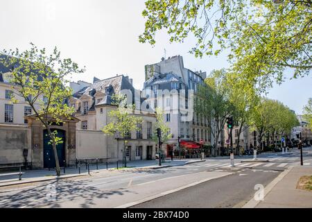 Paris, Frankreich - 13. April 2020: Der Quai de la Tournelle in Paris am linken seine-Ufer während der Eindämmungsmaßnahmen wegen Covid-19 viru Stockfoto