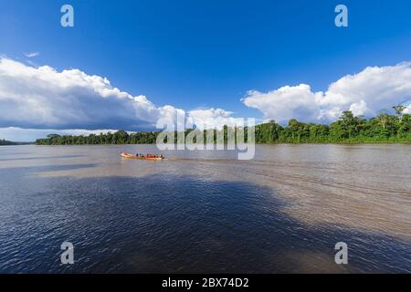 Brokopondo, Suriname - August 2019: Traditionelles Boot Mit Passagieren, Die Entlang Des Suriname Flusses Segeln. Stockfoto