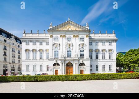 Vorderansicht des Bundesministeriums für Justiz, Wien, Österreich im Palais Trautson. Stockfoto