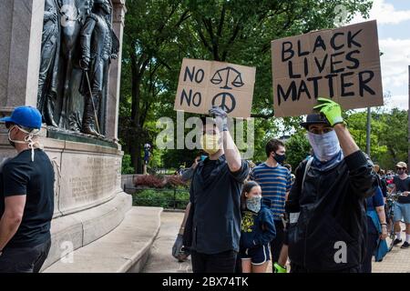 New York City, New York, USA - 31. Mai 2020: Friedlicher Protest, der Gerechtigkeit für den Tod von George Floyd fordert, durch Prospect Park, organisiert von Park Slope Familien, Brooklyn, New York City, USA. Stockfoto