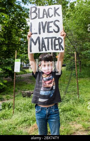 New York City, New York, USA - 31. Mai 2020: Friedlicher Protest, der Gerechtigkeit für den Tod von George Floyd fordert, durch Prospect Park, organisiert von Park Slope Familien, Brooklyn, New York City, USA. Stockfoto