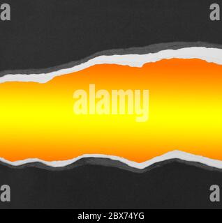 Loch in Papier gerissen auf orange und gelaugtem Hintergrund Stockfoto