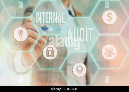 Schreiben Sie einen Hinweis mit interner Revision. Business Concept for bewertet die objektive Sicherung zur Verbesserung des Betriebs eines Unternehmens Stockfoto