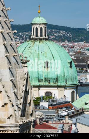 St. Peter's Church (Peterskirche) coppola in Wien, Österreich mit blauem Himmel. Stockfoto