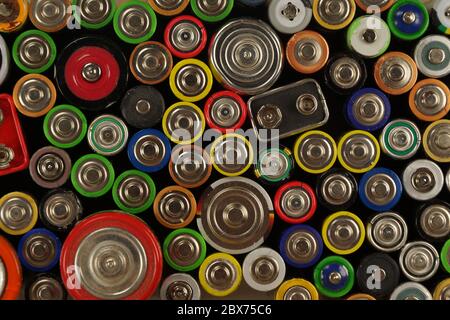 Vorbereitungen für Recycling oder Nutzung. Dutzende von Typen, Größen, Farben von gebrauchten Batterien und Akkus. Stockfoto