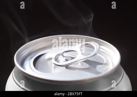 Frisch geöffnete AluminiumDose für kohlensäurehaltige Getränke (Biere). Große Nahaufnahme. Stockfoto