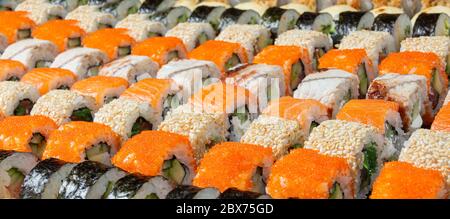 Overhead japanisches Sushi essen. Maki ands Brötchen mit Thunfisch, Lachs, Garnelen, Krabben und Avocado. Blick von oben auf die sortierten Sushi, alle Sie Menü essen kann. Rainbow s Stockfoto