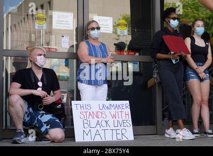 Die US-Vertreterin Susan Wild (PA-07), Mitte, steht mit Demonstranten am 4. Juni 2020 für einen Black Lives Matter-Stand-in in Bethlehem, Pennsylvania. Stockfoto
