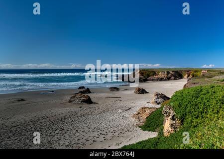 Mendocino, Kalifornien, USA, Fort Bragg, lange Belichtung des Ozeans am Glass Beach an einem wolkenblauen Himmel Abend Stockfoto