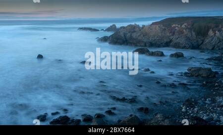 Mendocino, Kalifornien, USA, Fort Bragg, lange Belichtung des Ozeans am Glass Beach an einem wolkenblauen Himmel Abend Stockfoto