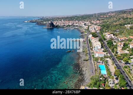 Acicastello Meer in der Sommersaison in Luftaufnahme von oben- Sizilien Reisen Stockfoto