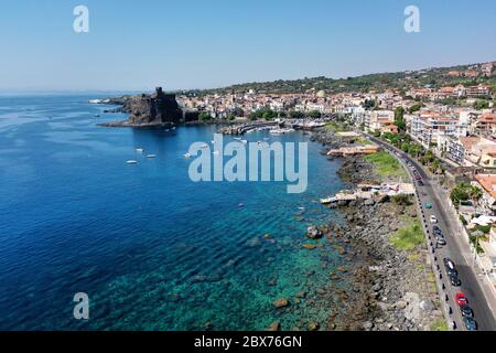 Acicastello Meer in der Sommersaison in Luftaufnahme von oben- Sizilien Reisen Stockfoto