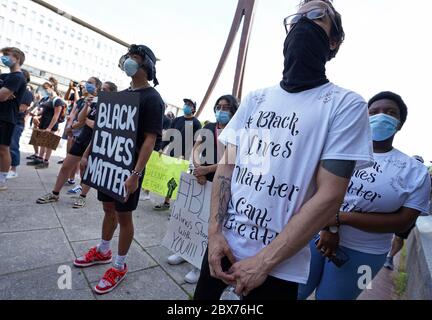 Hunderte von Demonstranten kamen am 4. Juni 2020 wegen eines Black Lives Matter-Stands am Payrow Plaza in der Nähe des Bethlehem City Hall in Bethlehem, Pennsylvania, heraus. Stockfoto
