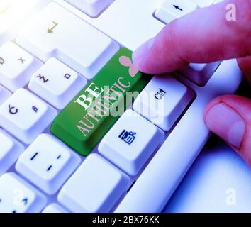 Konzeptionelle Handschrift zeigt authentisch sein. Konzept bedeutet, Wahrheit und ehrlich zu sich selbst zu sein, ohne die anderen zu imitieren Stockfoto