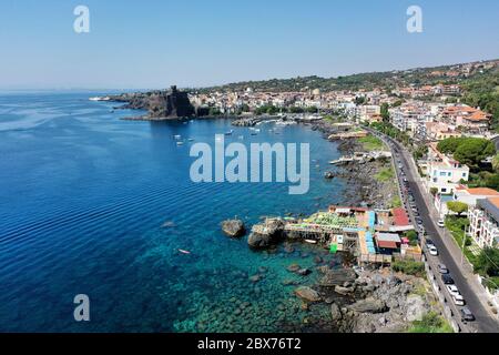 Acicastello Meer in der Sommersaison in Luftaufnahme von oben- Sizilien Reisen Stockfoto