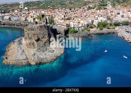 Acicastello Meer in der Sommersaison in Luftaufnahme von oben- Sizilien Reisen Stockfoto