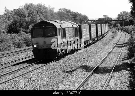 66426 leitet einen Daventry - Wentloog 'Tesco Express' bei Magor. Stockfoto