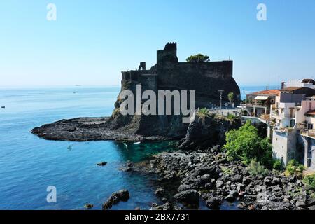 Acicastello Meer in der Sommersaison in Luftaufnahme von oben- Sizilien Reisen Stockfoto