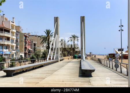 CALELLA, SPANIEN - 11. JULI 2013: Fußgängerbrücke im Zentrum von Calella. Stadt an der Costa Brava - ein beliebtes Urlaubsziel von Touristen aus allen EU Stockfoto