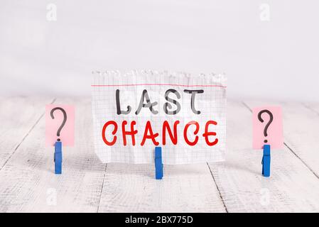 Konzeptionelle Handschriften mit Last Chance. Konzept bedeutet eine letzte Gelegenheit, die einer Person mit einem unsicheren Ergebnis bröckelt Blatt mit gegeben Stockfoto