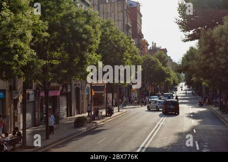 BARCELONA, SPANIEN - 13. JULI 2013: Verkehr auf den Straßen von Barcelona Stockfoto