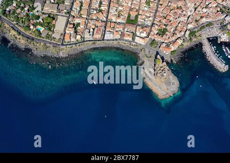 Acicastello Meer in der Sommersaison in Luftaufnahme von oben- Sizilien Reisen Stockfoto