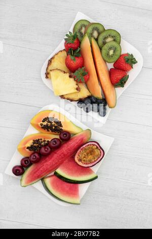 Gesunde Fruchtauswahl für Vitalität, Energie und Gesundheit reich an Vitaminen, Mineralien, Antioxidantien und Anthocyane. Immunstärkungskonzept. Stockfoto