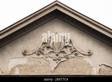 Ein architektonisches Ornament Relief auf der Oberseite der Fassade des Vorderhauses, Vintage Dach Peak Dekoration Stockfoto