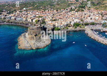 Acicastello Meer in der Sommersaison in Luftaufnahme von oben- Sizilien Reisen Stockfoto